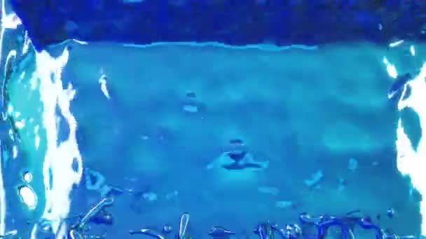 Liquide bleu coulant sur fond blanc 