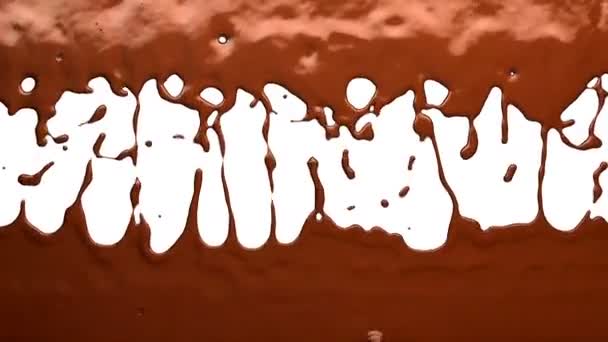 Flujo Chocolate Sobre Fondo Blanco — Vídeo de stock