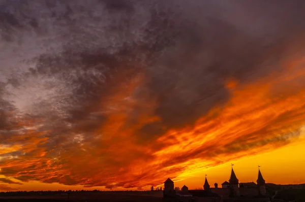 Medieval castle or stronghold silhouette and beautiful sunset — Stock Photo, Image