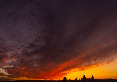 Ortaçağ kalesi ya da kale silueti ve güzel günbatımı