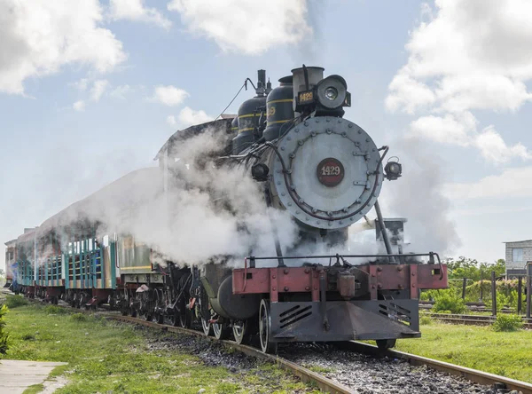 Eski buharlı lokomotif ya da tren geliyor. — Stok fotoğraf