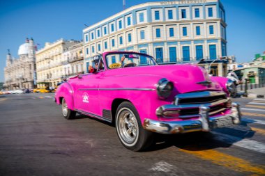 Havana Küba 'da turistler ile taksi olarak Retro araba