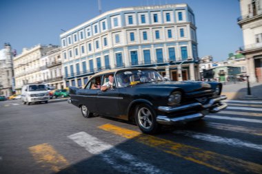 Havana Küba 'da turistler ile taksi olarak Retro araba