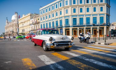 Havana 'da Gran Teatro de La Havana, El Capitolio ve retro arabalar 