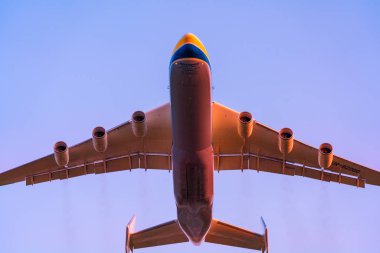 Antonov An-225 Mriya uçak Gostomel airpor havalanıyor