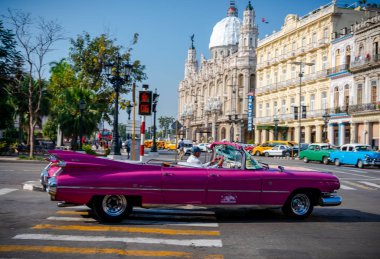 Havana Küba 'da turistler için taksi olarak Retro araba 