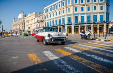 Havana Küba 'da turistler ile taksi olarak Retro araba
