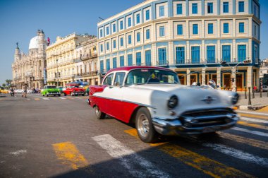 Havana Küba 'da turistler ile taksi olarak Retro araba
