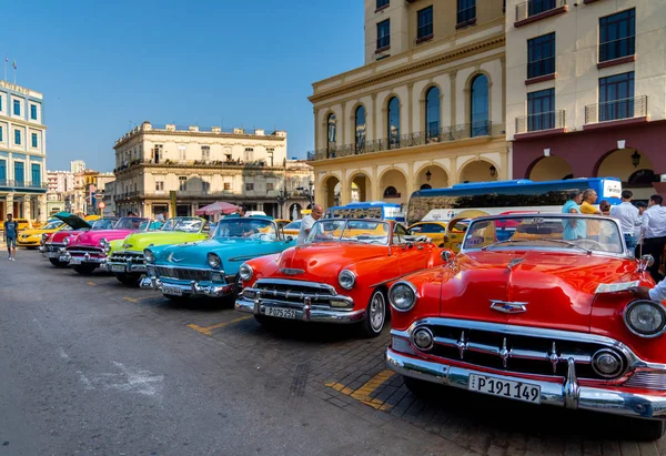 Retro car as taxi for tourists in Havana Cuba — Stock Photo, Image