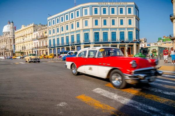 Ретро автомобиль в качестве такси с туристами в Гаване Куба — стоковое фото