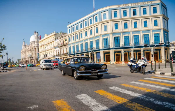 Retro auto als taxi met toeristen in Havana Cuba — Stockfoto