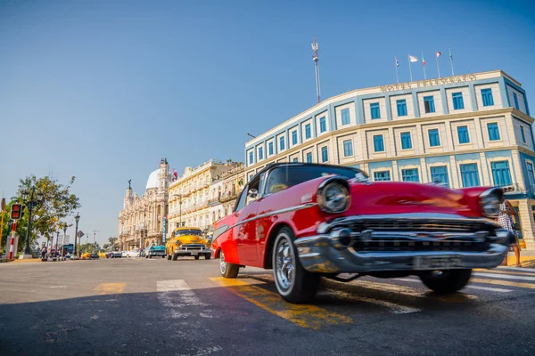 Gran Teatro de La Habana, El Capitolio och retrobilar i Havanna — Stockfoto