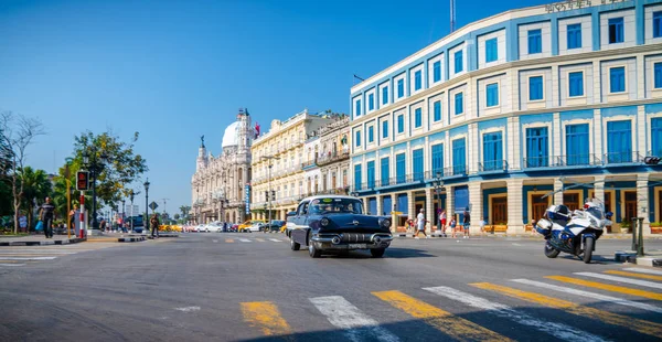 Havana Küba 'da turistler ile taksi olarak Retro araba — Stok fotoğraf