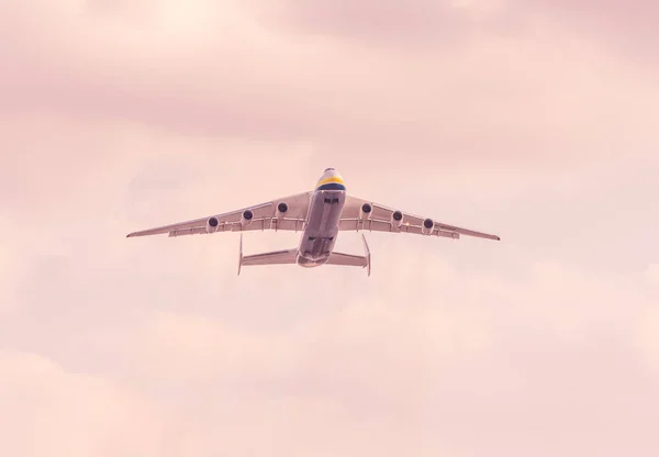 Antonov An-225 Mriya aircraft takes off from the Gostomel airpor — Stock Photo, Image