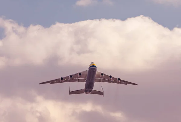 Antonov an-225 Mriya flygplan lyfter från Gostomel Airpor — Stockfoto