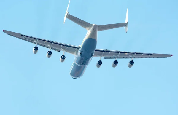 Самолет Ан-225 "Мрия" взлетает с аэродрома Гостомель — стоковое фото