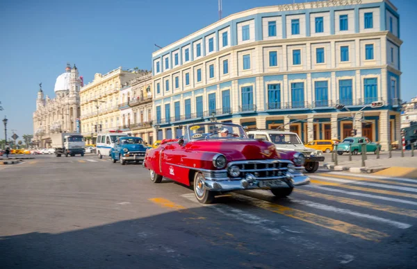 Coche retro como taxi con turistas en La Habana Cuba — Foto de Stock