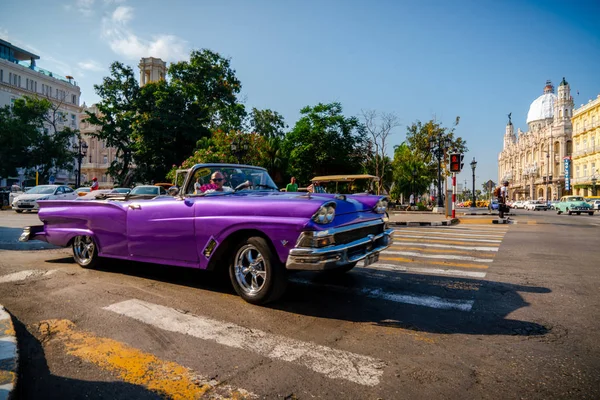 Retro auto jako taxi pro turisty v Havaně na Kubě — Stock fotografie