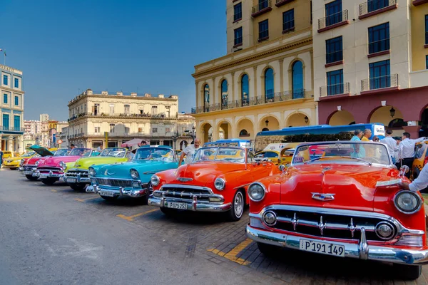 Retro autó taxival a turisták Havannában Kuba — Stock Fotó