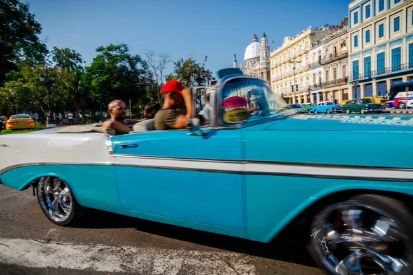 Retro bil som taxa med turister i Havana Cuba - Stock-foto