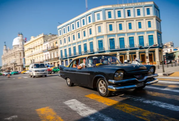 Carro retro como táxi com turistas em Havana Cuba — Fotografia de Stock