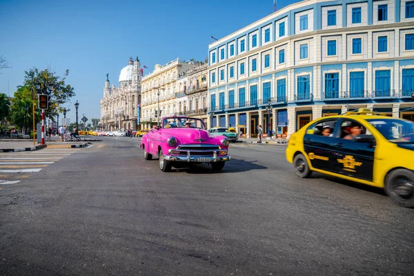 아바나 쿠바에서 관광객과 택시로 복고풍 자동차 — 스톡 사진