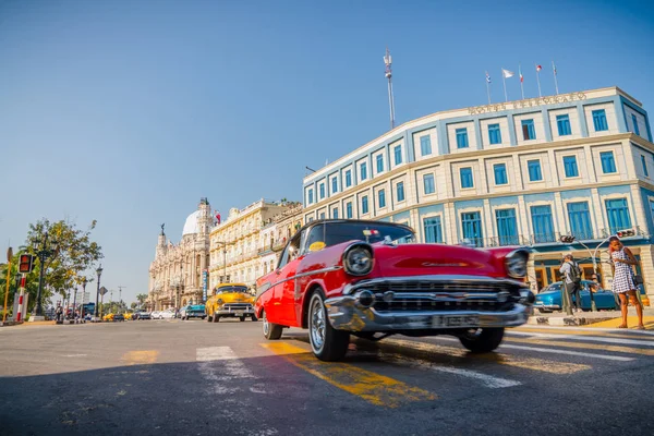 Gran Teatro de La Habana, El Capitolio y coches retro en La Habana — Foto de Stock