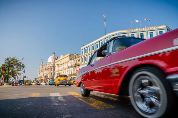 Gran Teatro de La Habana, El Capitolio y coches retro en La Habana — Foto de Stock