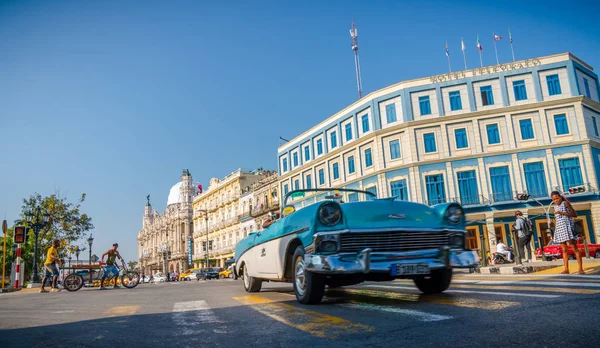 Gran Teatro de La Habana, El Capitolio és retro autók Havannában — Stock Fotó