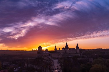 Ortaçağ kalesi ya da kale silueti ve güzel günbatımı. Avrupa 'da turizm