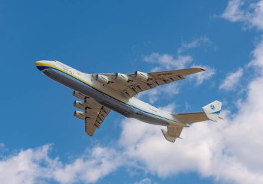 AN-225 Antonov Mriya, koronavirüsle savaşmak için Kyiv-Antonov-2 Uluslararası Havalimanı 'ndan ayrıldı. AN-225 dünyanın en büyük nakliye uçağıdır. 11 Nisan 2020