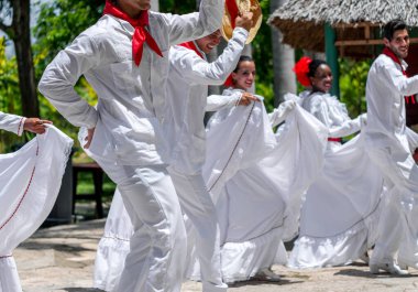 Oğlu jarocho la bamba halk dansları dans dansçılar. Küba, bahar 2018