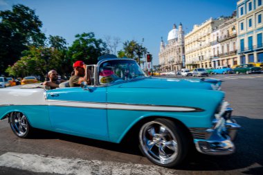 Havana, Küba 'da turistler ile taksi olarak Retro araba. Bahar 2019 Gran Teatro de la Habana, el Capitolio ve Paseo del Prado yakınında yakalanan