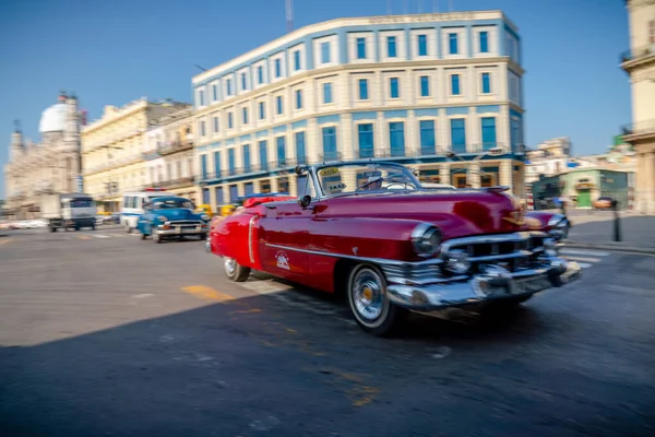 아바나 쿠바에서 관광객과 택시로 복고풍 자동차 2019년 테아트로 하바나 카피톨리오 — 스톡 사진