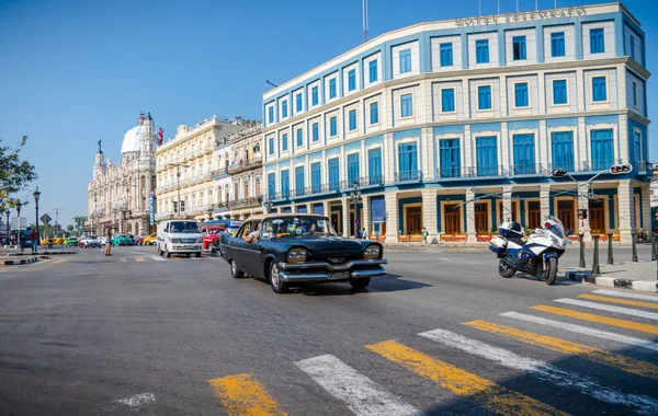 复古汽车作为出租车与游客在哈瓦那 2019年春季在拉哈巴纳大剧院 埃尔国会大厦和普拉多广场附近被抓获 — 图库照片