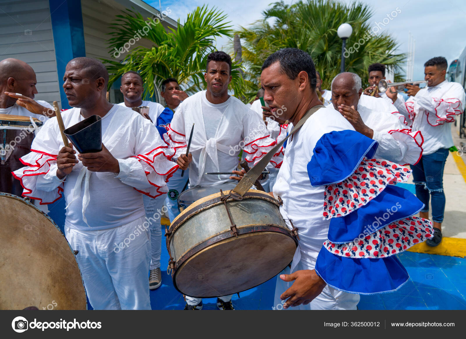 Кубинские Музыканты Традиционных Костюмах Выступают Туристов Санта.