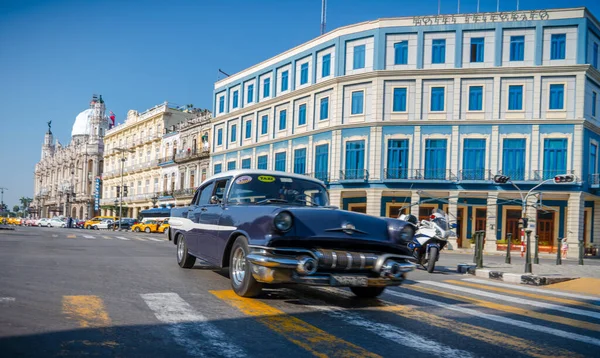 Retro Auto Als Taxi Met Toeristen Havana Cuba Gevangen Buurt — Stockfoto