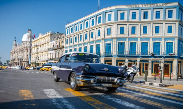 Retro Car Taxi Tourists Havana Cuba Captured Gran Teatro Habana — Stock Photo, Image