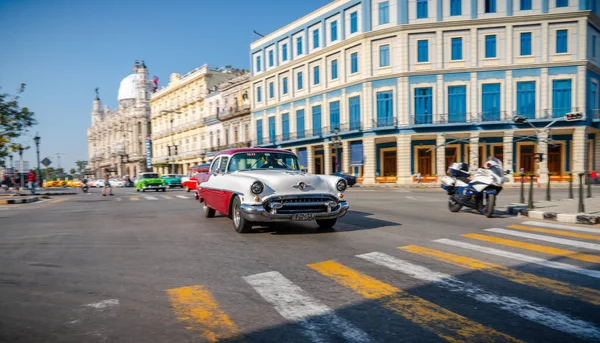 Retro Bil Som Taxi Med Turister Havanna Kuba Fångas Nära — Stockfoto