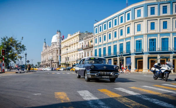 Coche Retro Como Taxi Con Turistas Habana Cuba Capturado Cerca —  Fotos de Stock