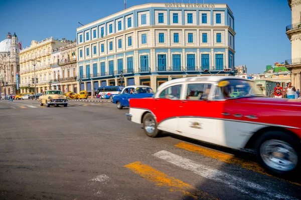 复古汽车作为出租车与游客在哈瓦那 2019年春季在拉哈巴纳大剧院 埃尔国会大厦和普拉多广场附近被抓获 — 图库照片