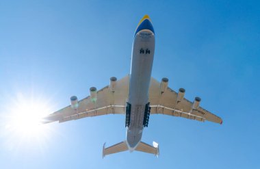 AN-225 Antonov Mriya, Kyiv-Antonov-2 Uluslararası Havalimanı 'na koronavirüsle savaşmak için ticari görevler yaptıktan sonra indi. AN-225 dünyanın en büyük nakliye uçağıdır. 23 Nisan 2020