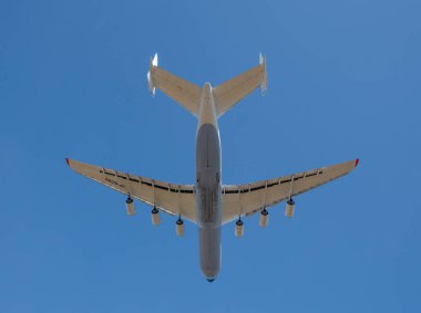 AN-225 Antonov Mriya, Kyiv-Antonov-2 Uluslararası Havalimanı 'na koronavirüsle savaşmak için ticari görevler yaptıktan sonra indi. AN-225 dünyanın en büyük nakliye uçağıdır. 23 Nisan 2020