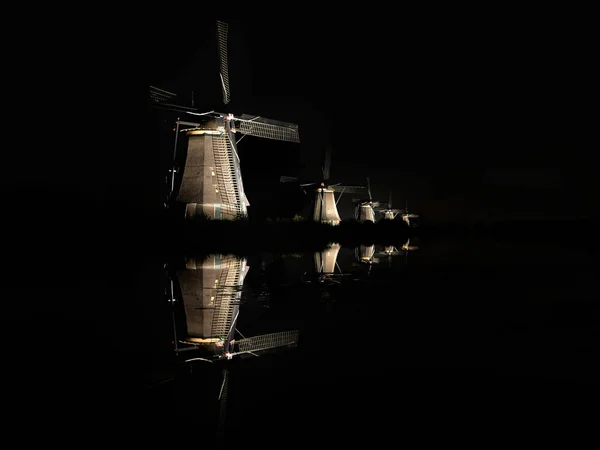 Verlichte windmolens in de zwarte nacht — Stockfoto
