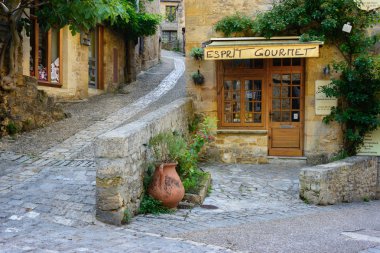 Dordogne gurme mağaza önünde geleneksel bir kasabada