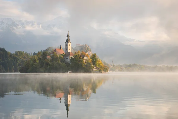 Lac Bled par une belle matinée brumeuse — Photo