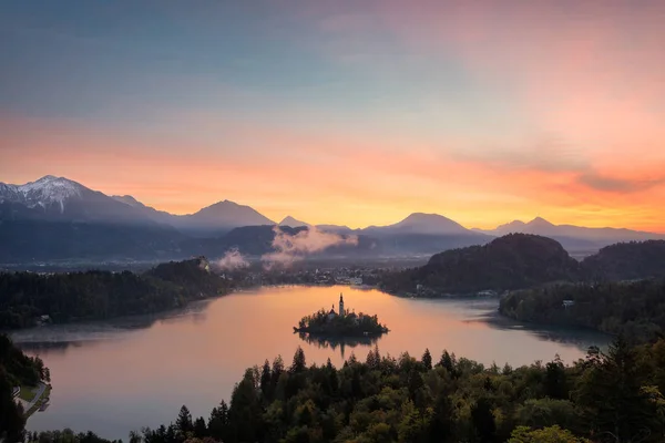 Vista del amanecer del lago Bled —  Fotos de Stock