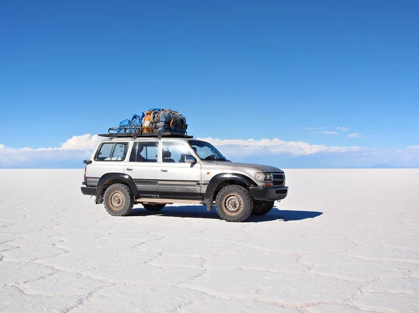 4wd expedition vehicle on the Salar — Stock Photo, Image