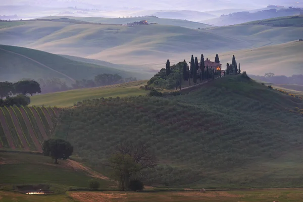 Casa na Toscana no nevoeiro da manhã — Fotografia de Stock