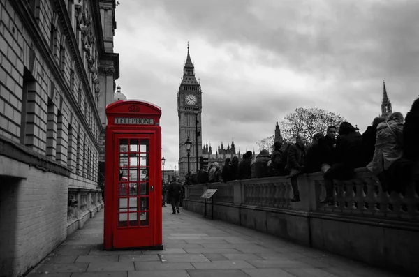 Selectieve kleur rode telefooncel in Londen — Stockfoto